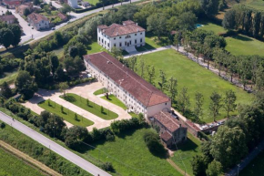 Отель La Barchessa di Villa Pisani  Лониго